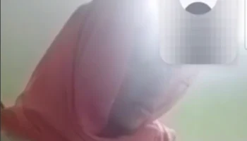 Snapte soyunan türbanlı genç kız
