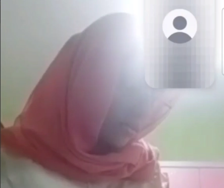 Snapte soyunan türbanlı genç kız